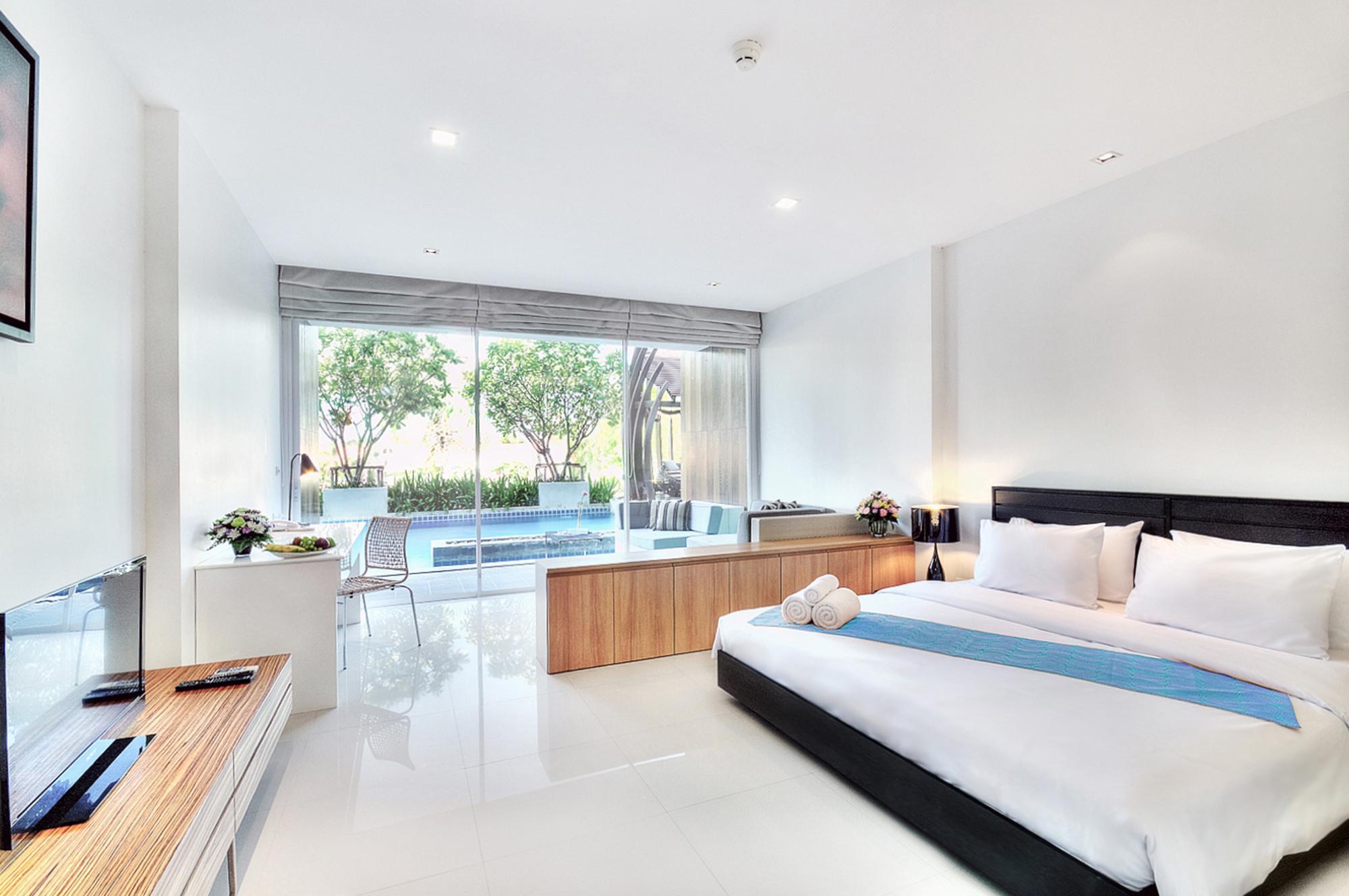 Deluxe, King Bed, Pool Access