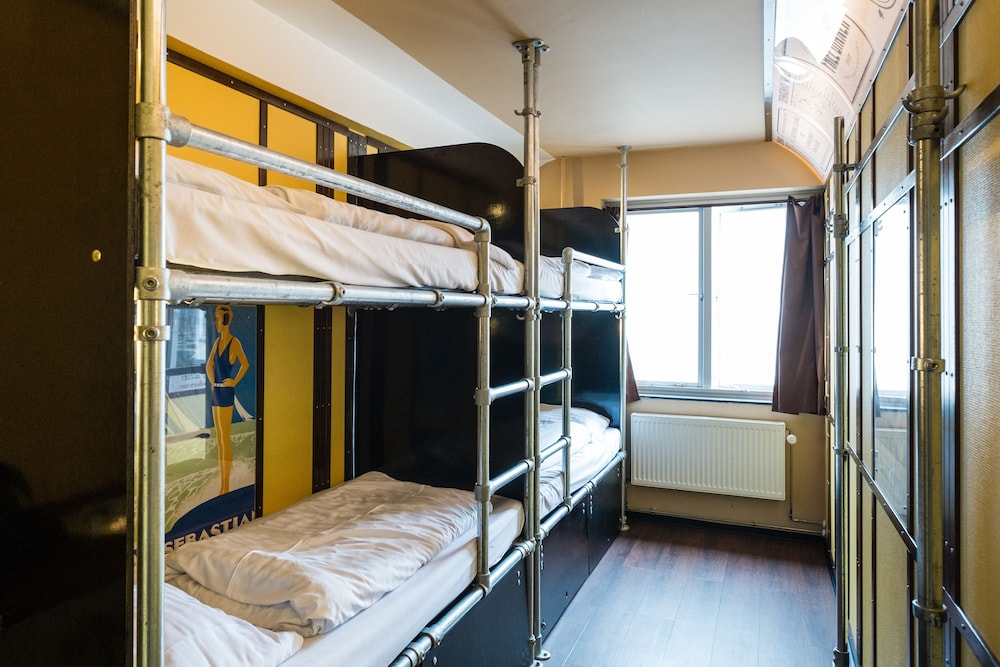 MIXED DORM, 4 BEDS, SHARED BATHROOM
