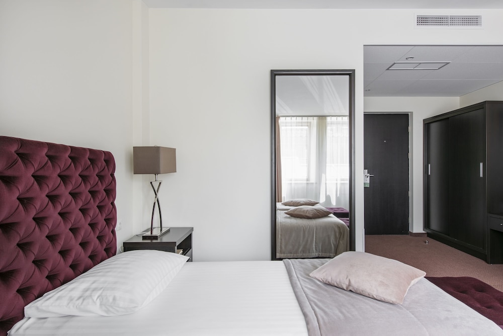ROOM, TWIN BEDS