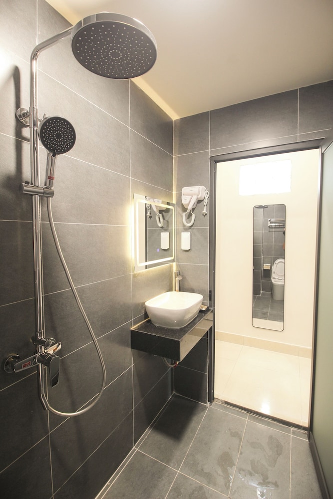 De Lustora Hotel & Apartment - District 1, HCM. 30/35