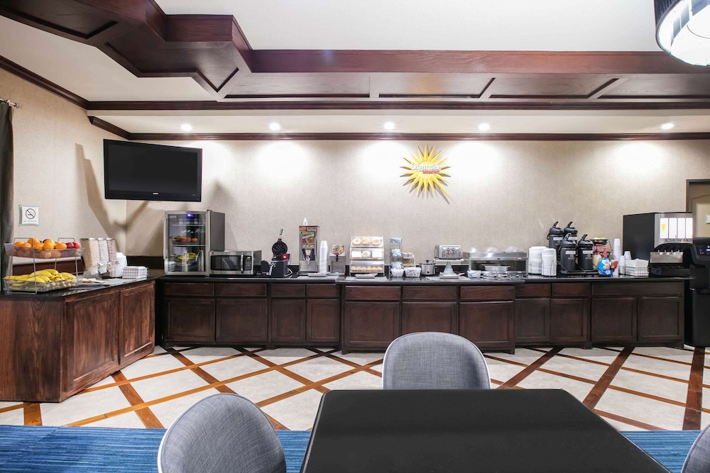 La Quinta Inn and Suites by Wyndham DFW Airport West - Euless 7/65