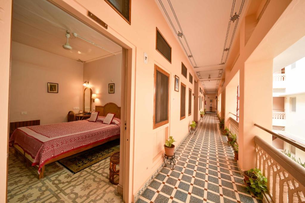 غرفة، Hotel Arya Niwas 2/3