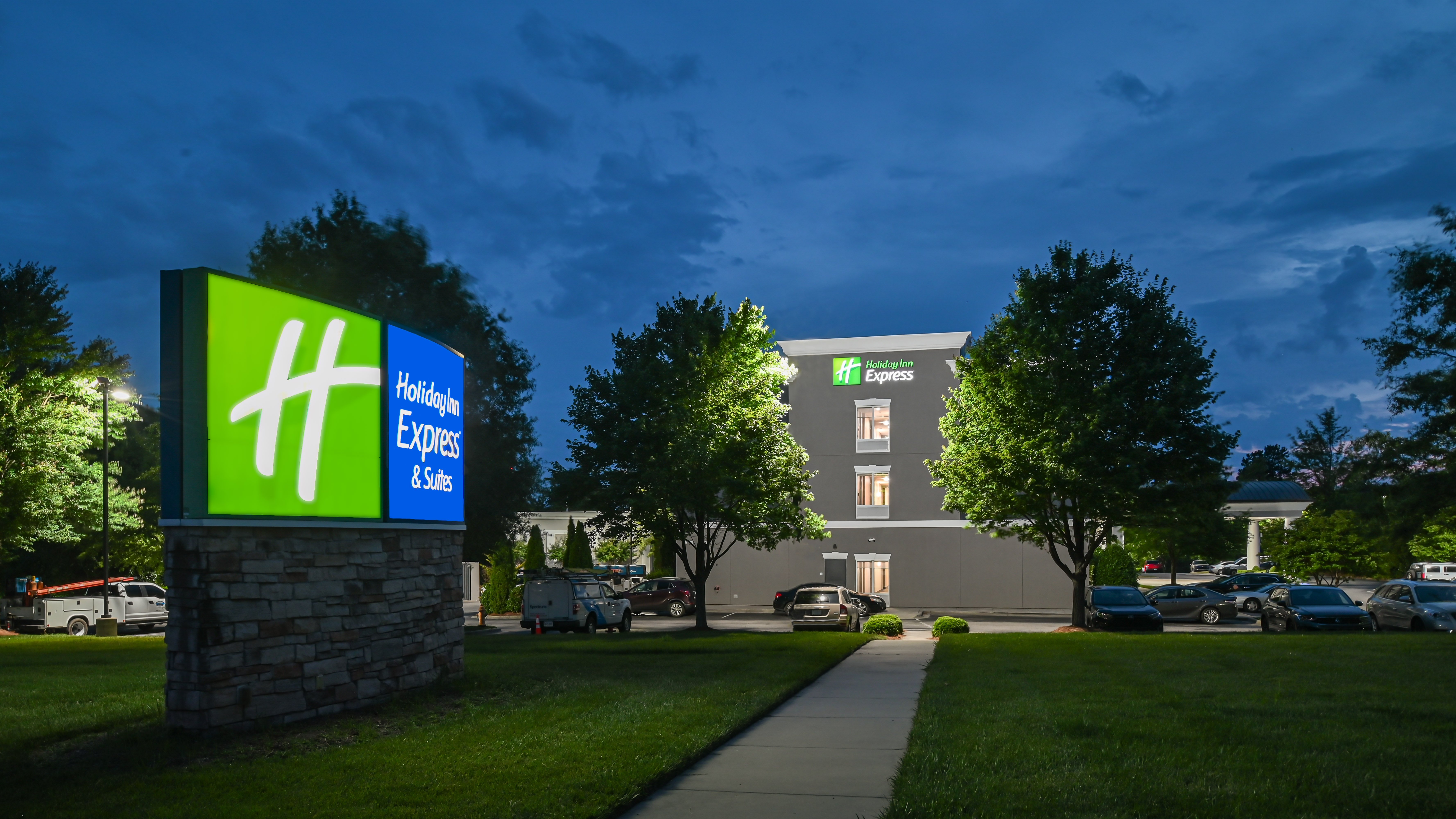 Holiday Inn Express Suites Charlotte Southeast Matthews 46/48