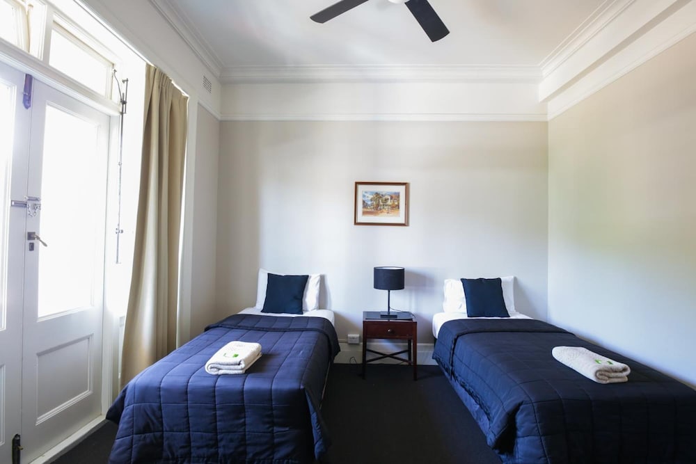 HOTEL GOSFORD 8/64