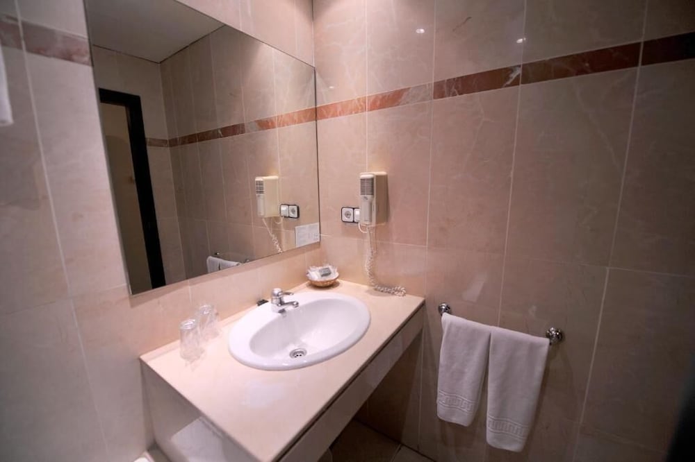 Glories Hotel 38/66