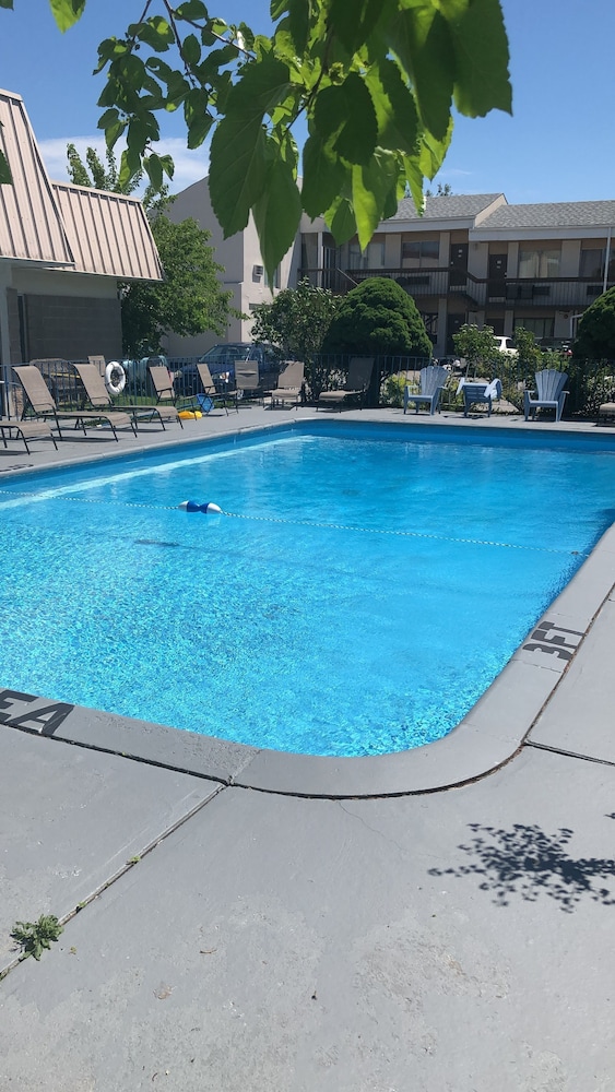 Niagara Lodge Suites 64/68