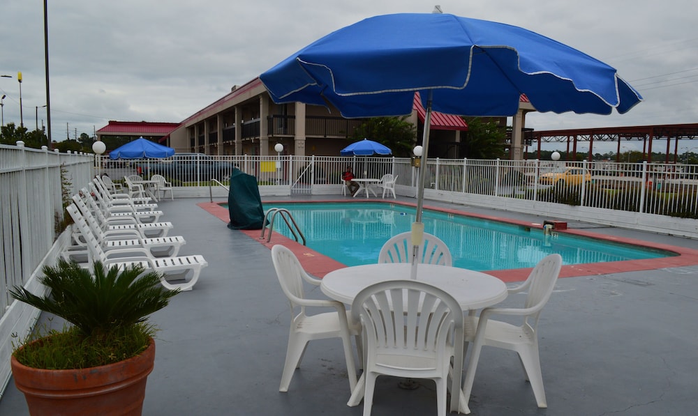 Super 8 by Wyndham Tifton 7/54