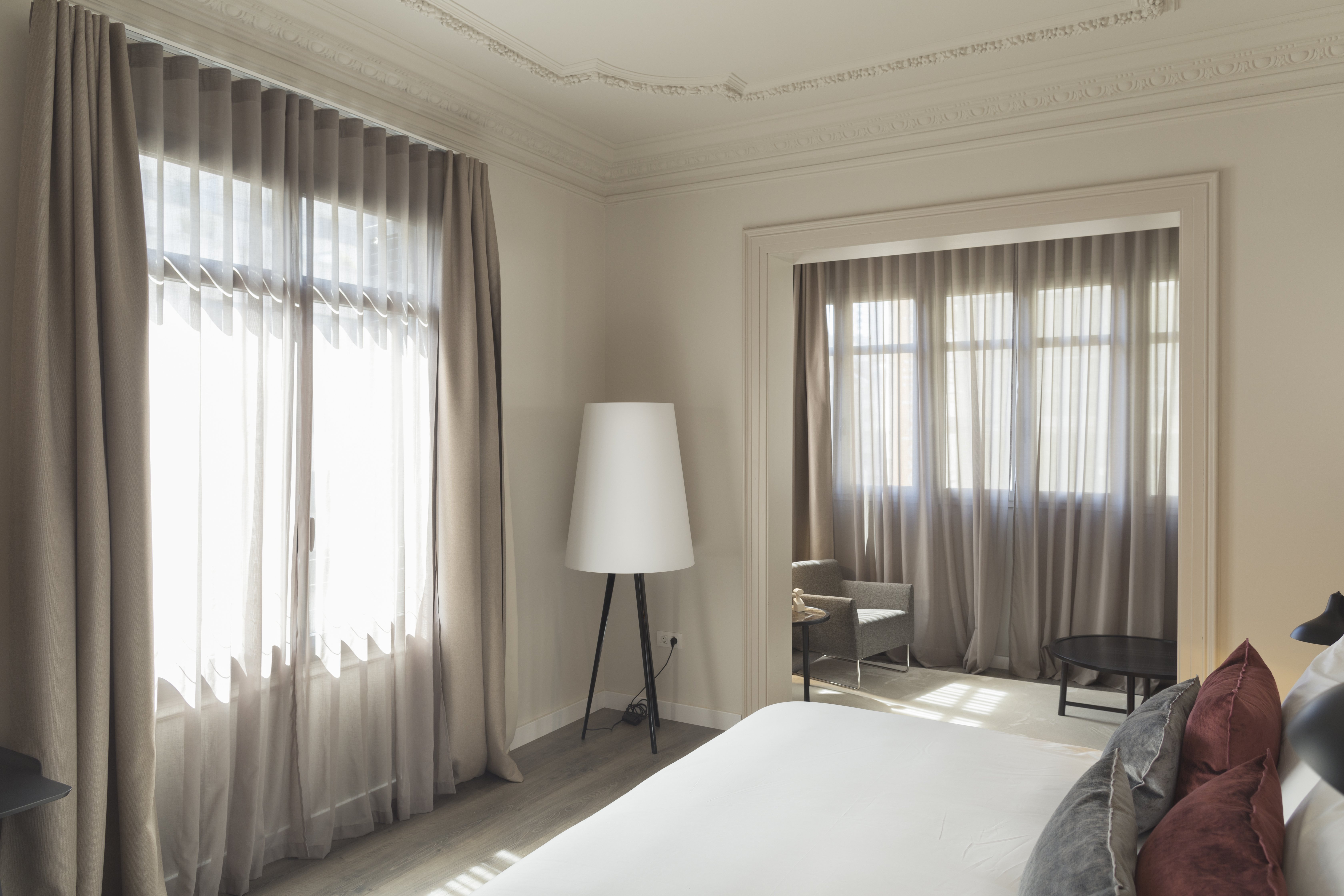 CASAGRAND LUXURY SUITES 74/76