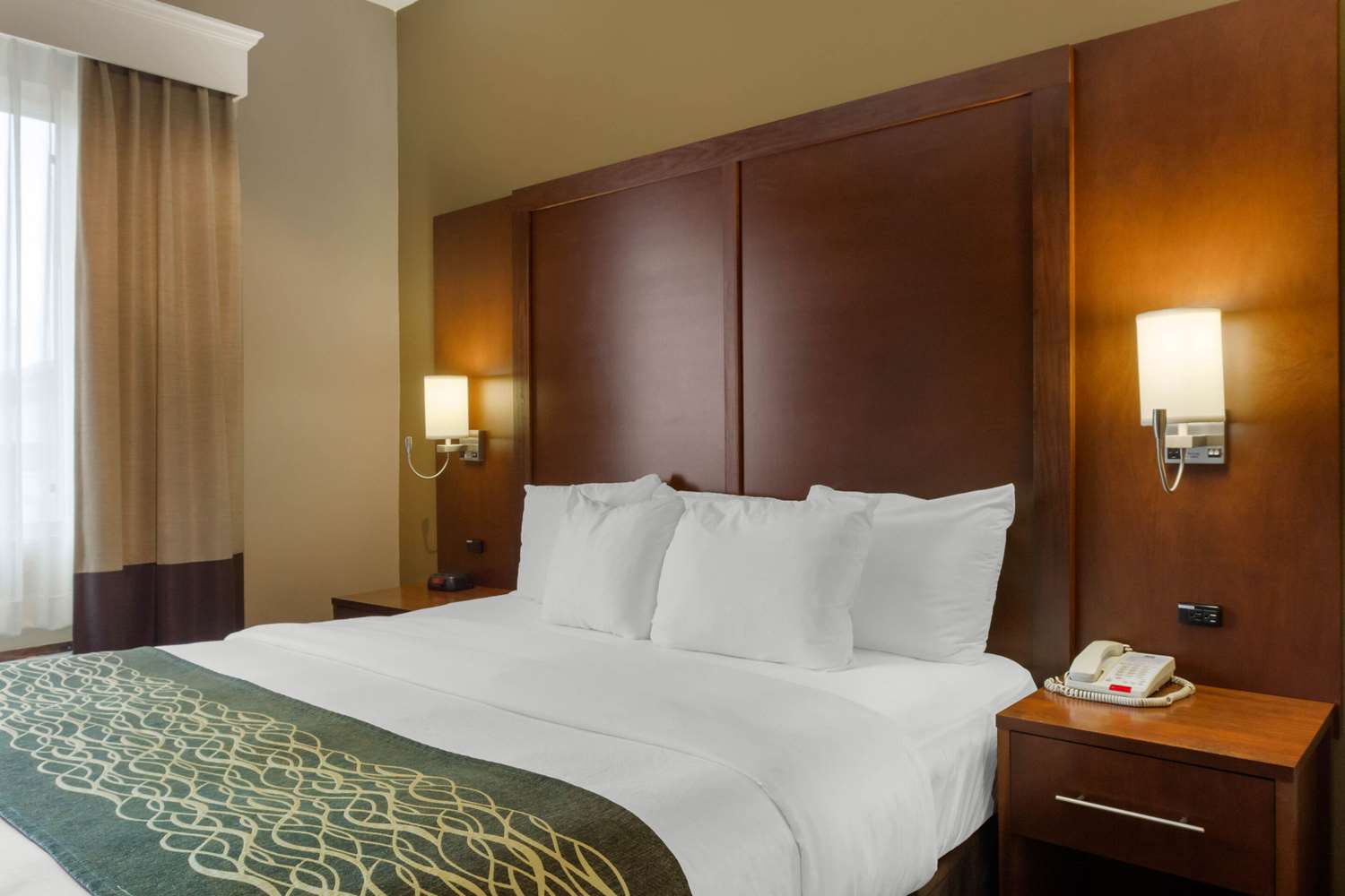 SUITE, KING BED