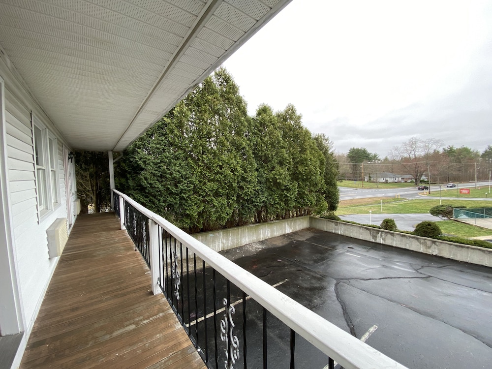 Economy Lodge 682 Main St Sturbridge 3/39