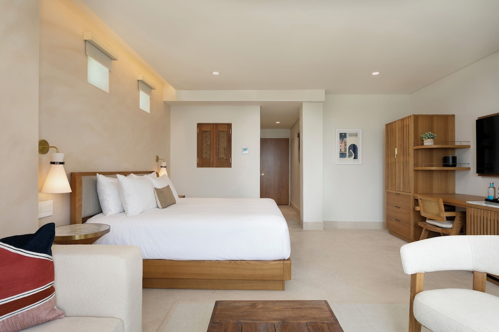 PLAZA, SUITE, KING BED, BALCONY