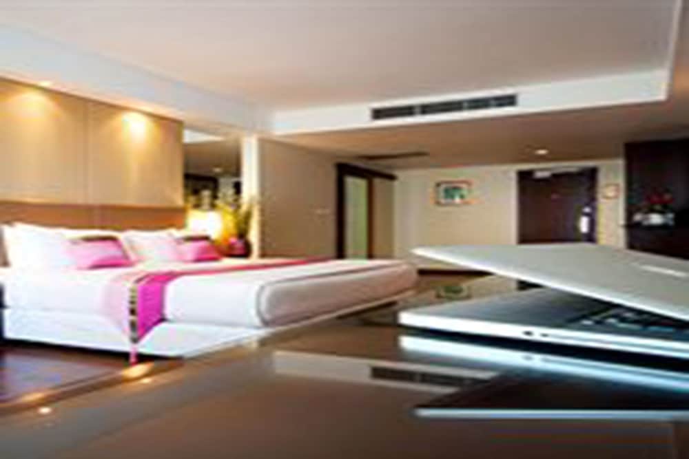 DYNASTY GRANDE HOTEL 12/45