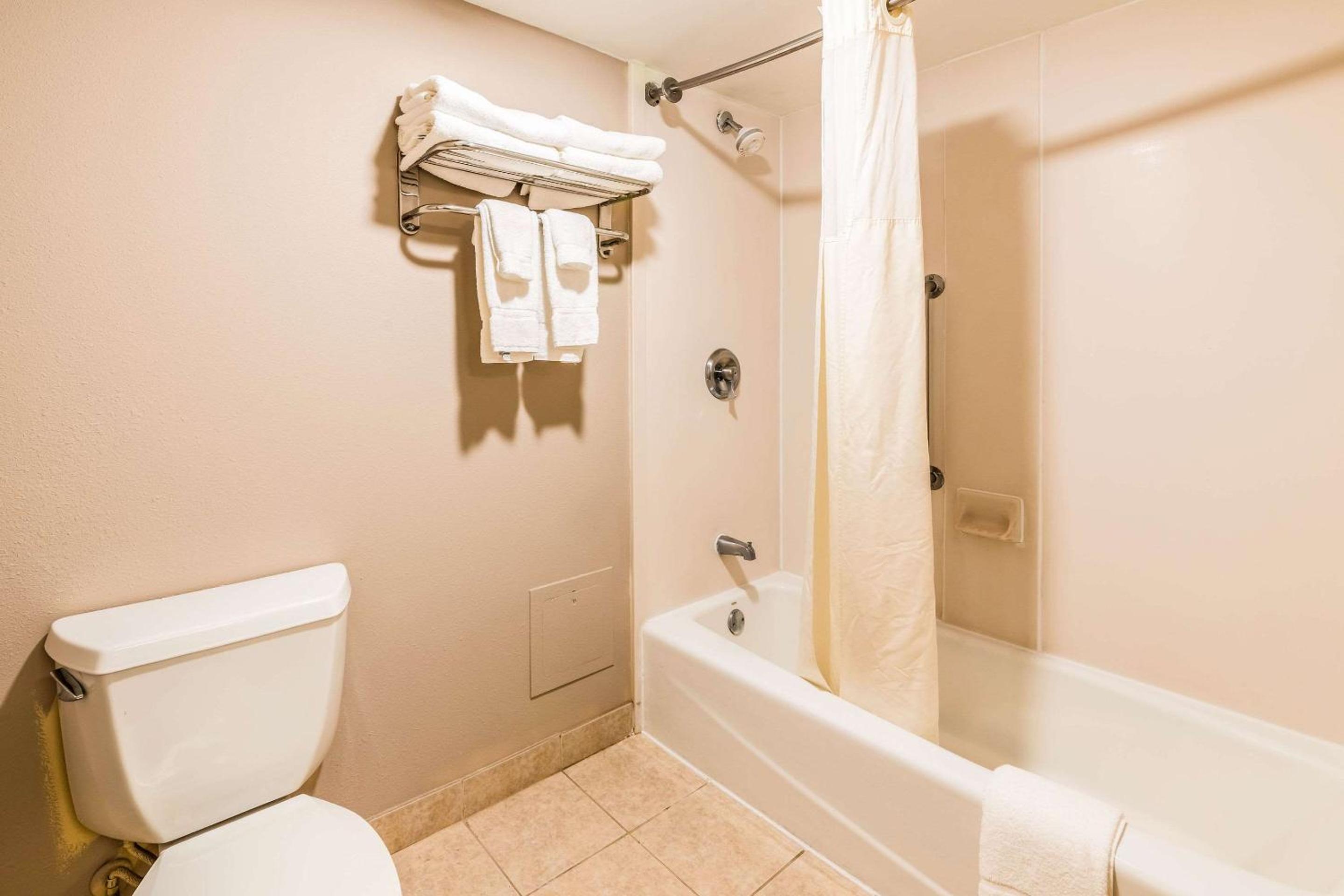 جناح جونيور، Lake Norman Inn and Suites (ex Clarion) 8/10