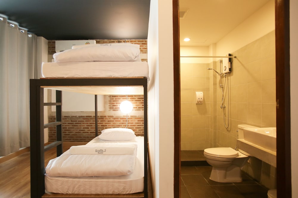 Give Me 5 Hostel 30/32