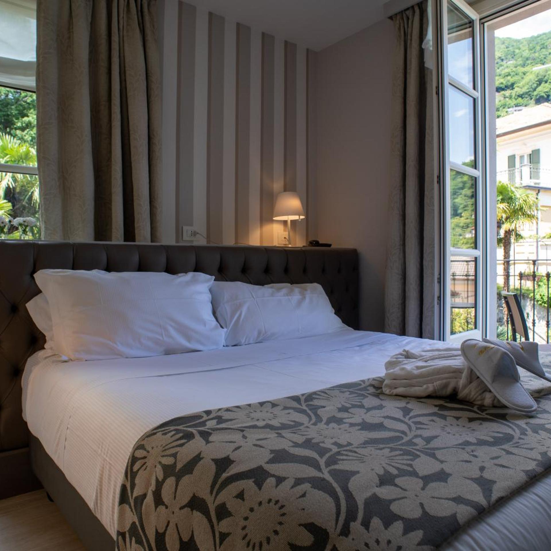 Room, Double Bed, Partial Lake View