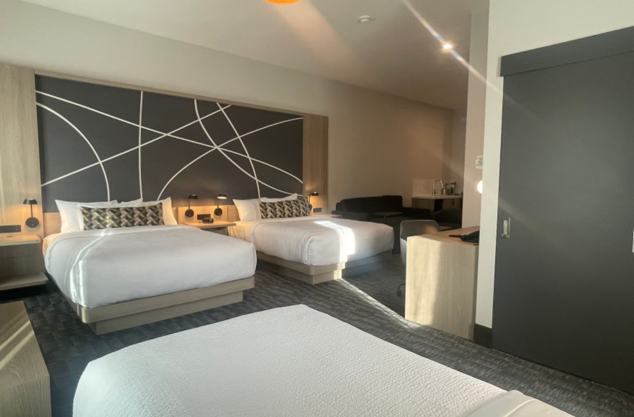 Family Suite, Executive, 1 Single and 2 Queen Beds, Sofa