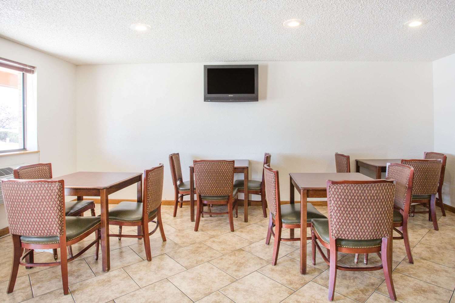 Super 8 By Wyndham Kingman 18/22