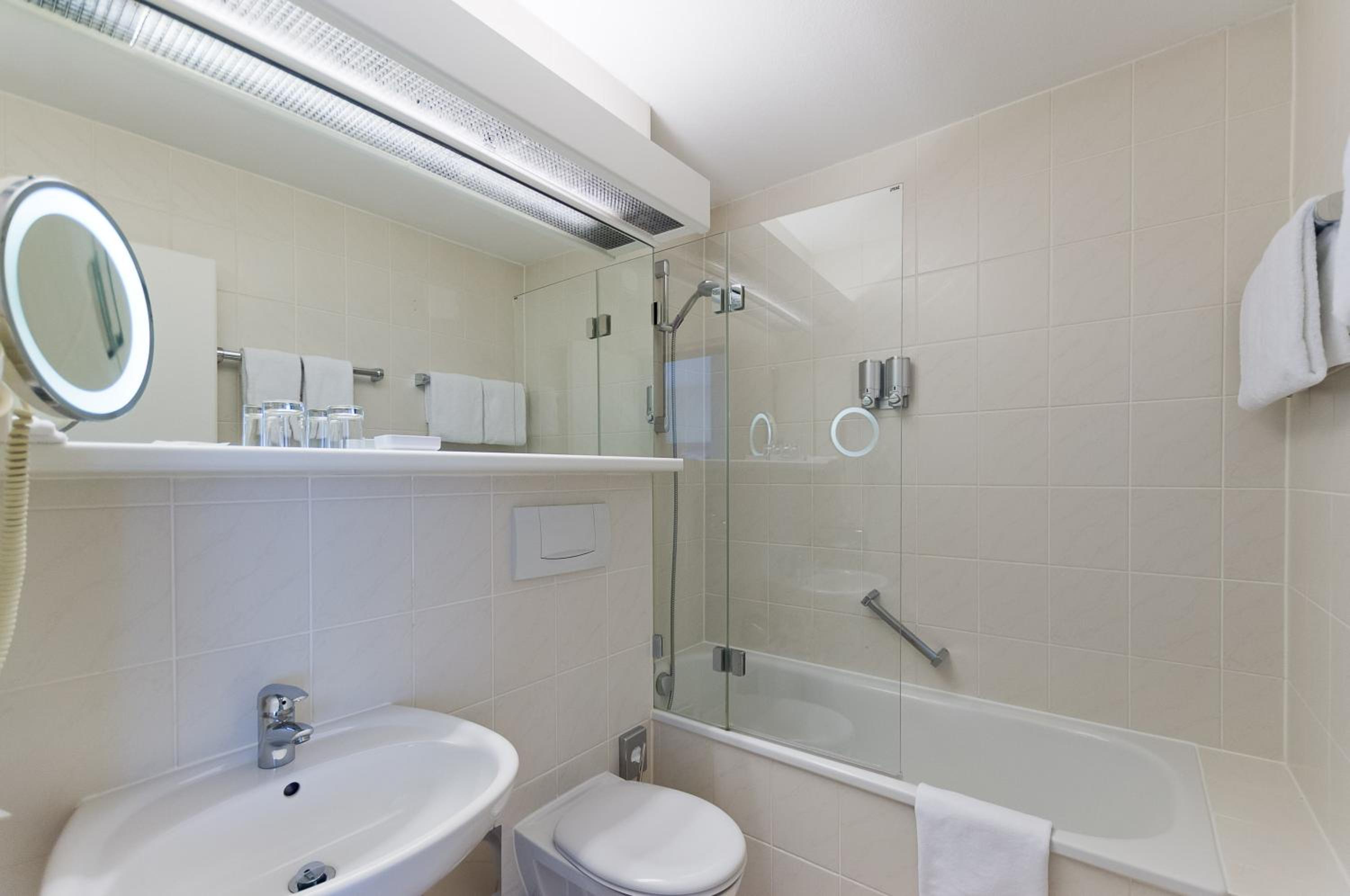 Room, Quadruple, Double Bed, Arthotel ANA im Olympiapark 5/5