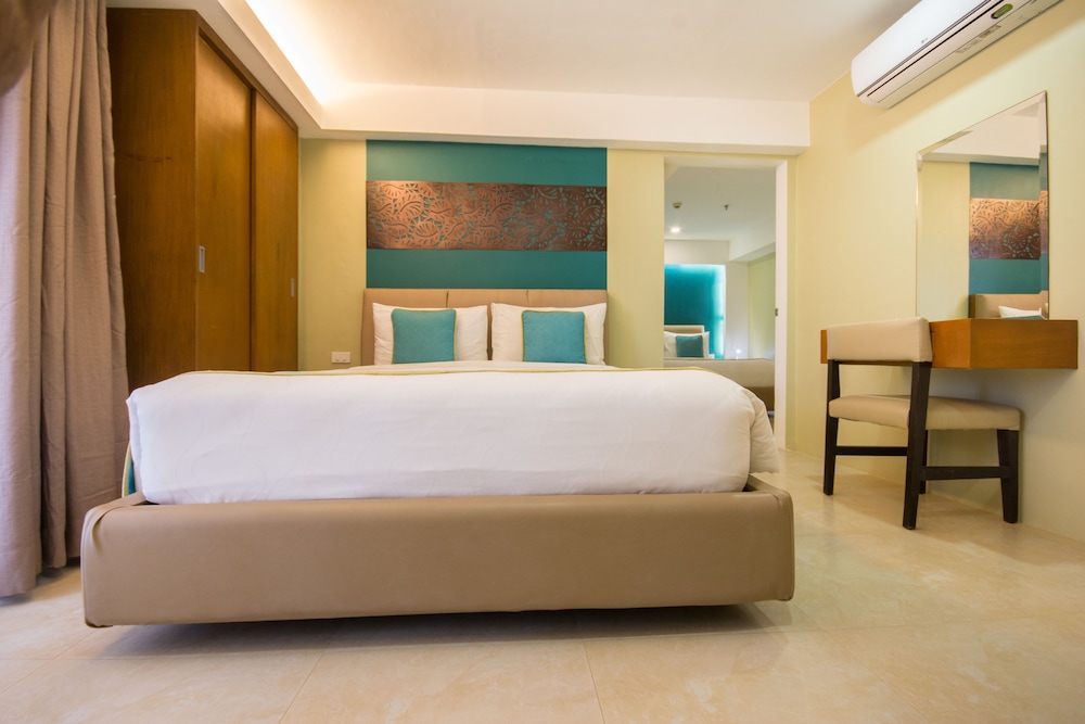 Junior Family Suite Pool View