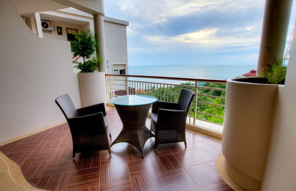 Sunset Hill Boutique Resort 66/77