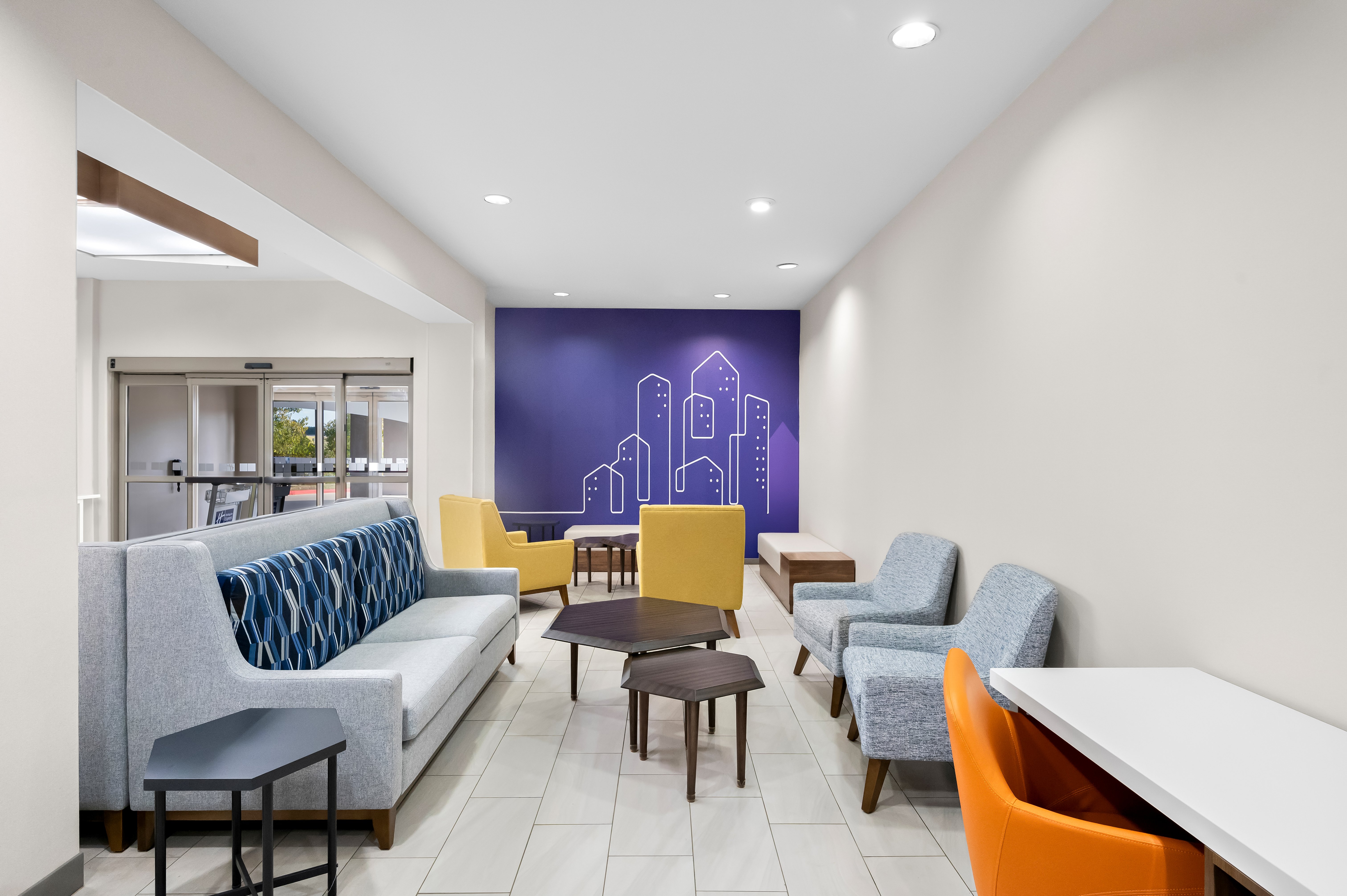 Holiday Inn Express Suites Morrilton 35/53
