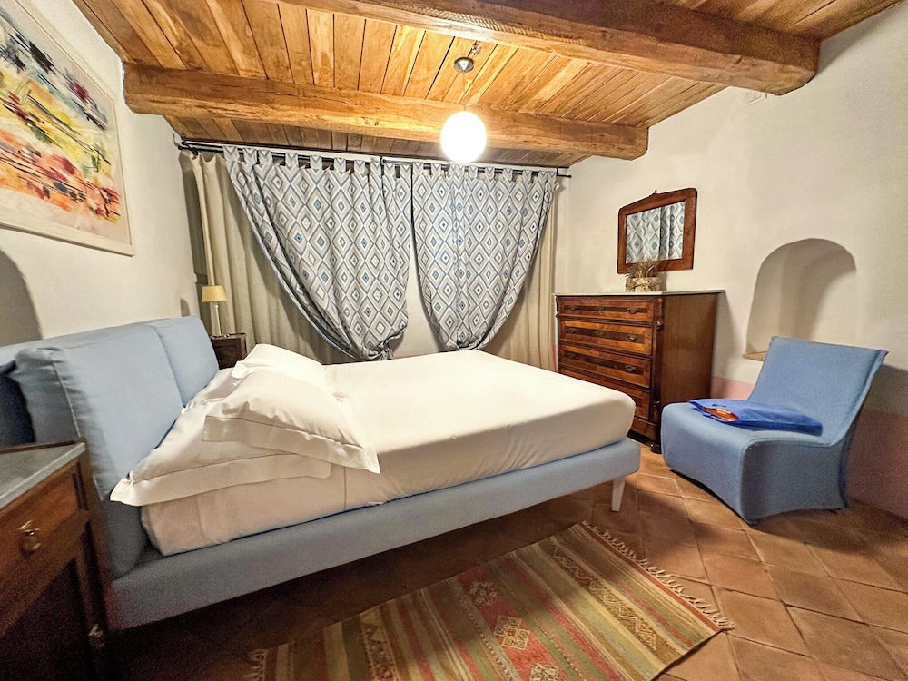 جناح كومفورت بسريرين كوين، Castello di Postignano Relais 2/3