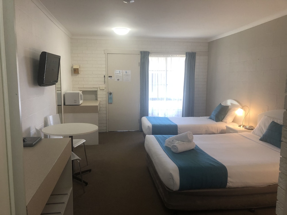 Capricorn Motor Inn 30/55