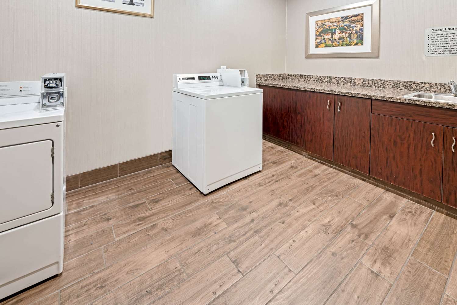 La Quinta Inn & Suites by Wyndham Logan 7/42