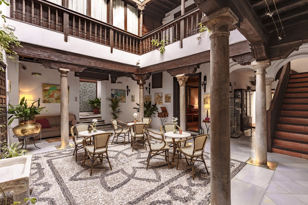 Casa Del Capitel Nazari 64/70