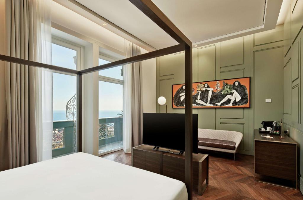 Donna Regina, Junior Suite, King Bed, Sea View، De Bonart Naples, Curio Collection by Hilton 2/2