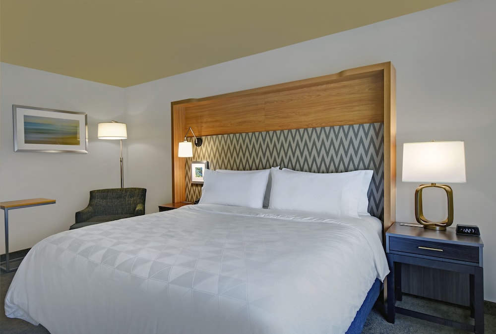 Holiday Inn Grand Rapids North 13/71