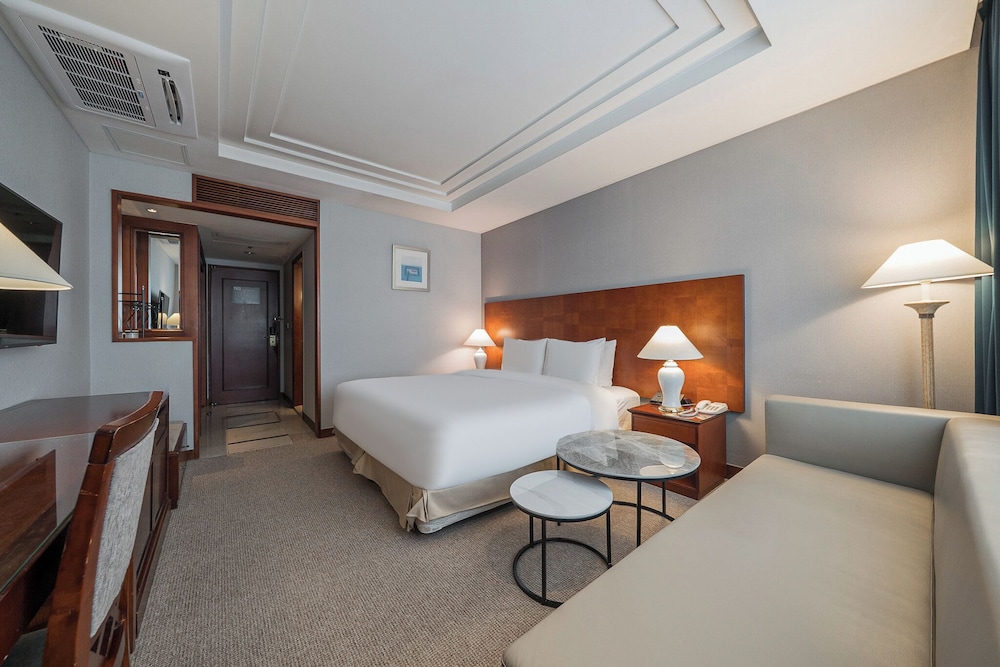 Royal, Heritage, Deluxe, Queen Bed