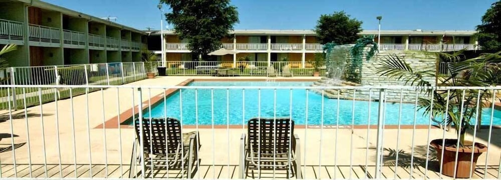 Mid Towne Inn Suites San Antonio 6/43