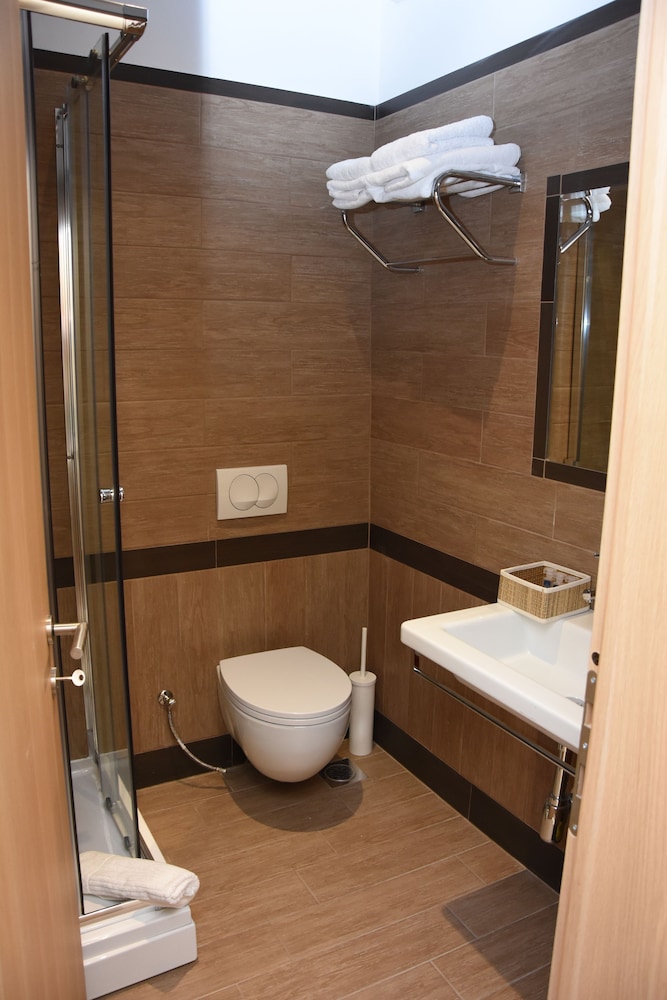 Hotel Lirak 50/50