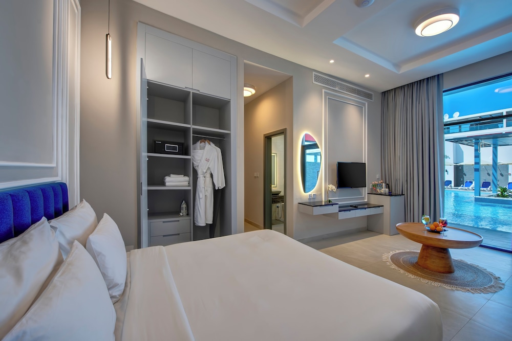 Chalet King Bed Direct Access to the Pool