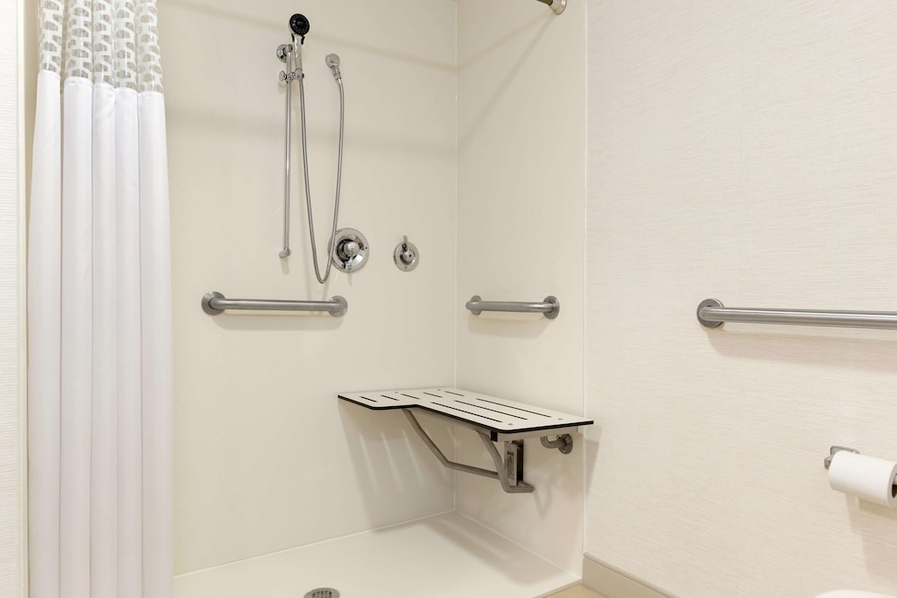 Hampton Inn & Suites By Hilton Manchester - Bedford in BEDFORD - NH