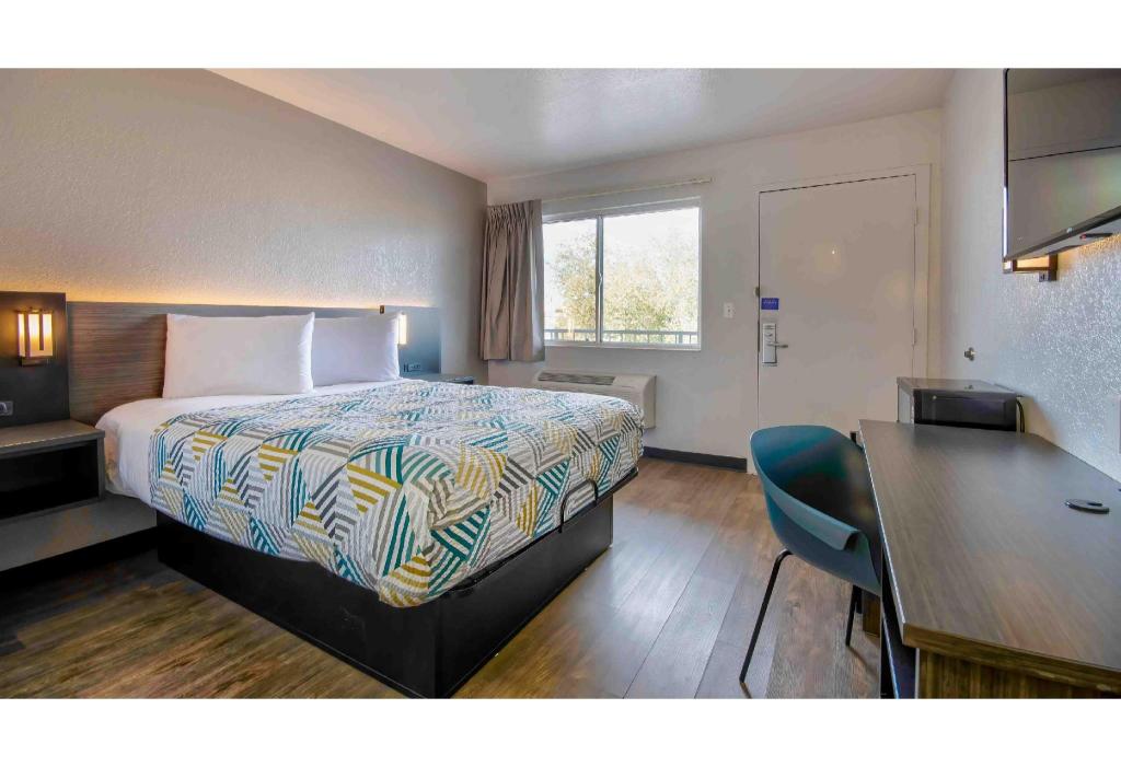 غرفة بسرير كينج لغير المدخنين بمطبخ، Studio6 Albuquerque, NM - Midtown 6/10