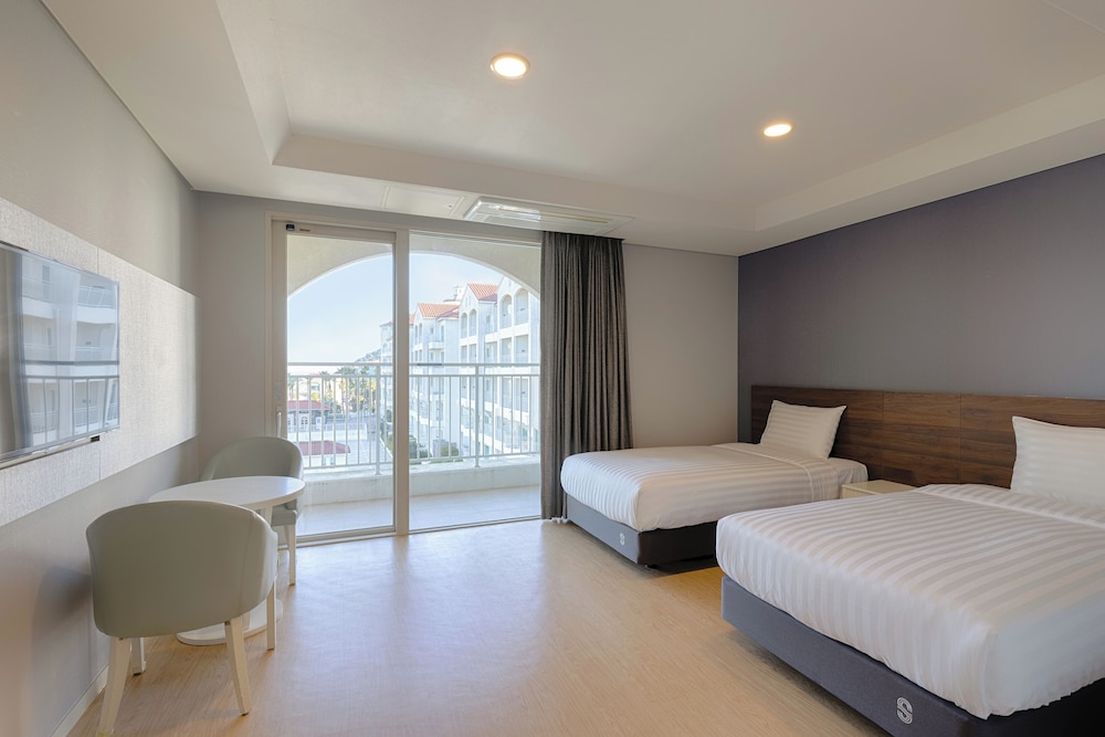 FAMILY, TWIN BEDS