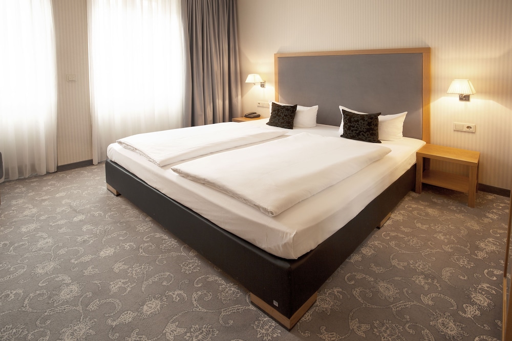 Townhouse Hotel 8/37