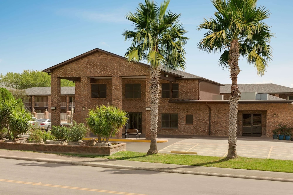 Super 8 by Wyndham Universal City 9/55