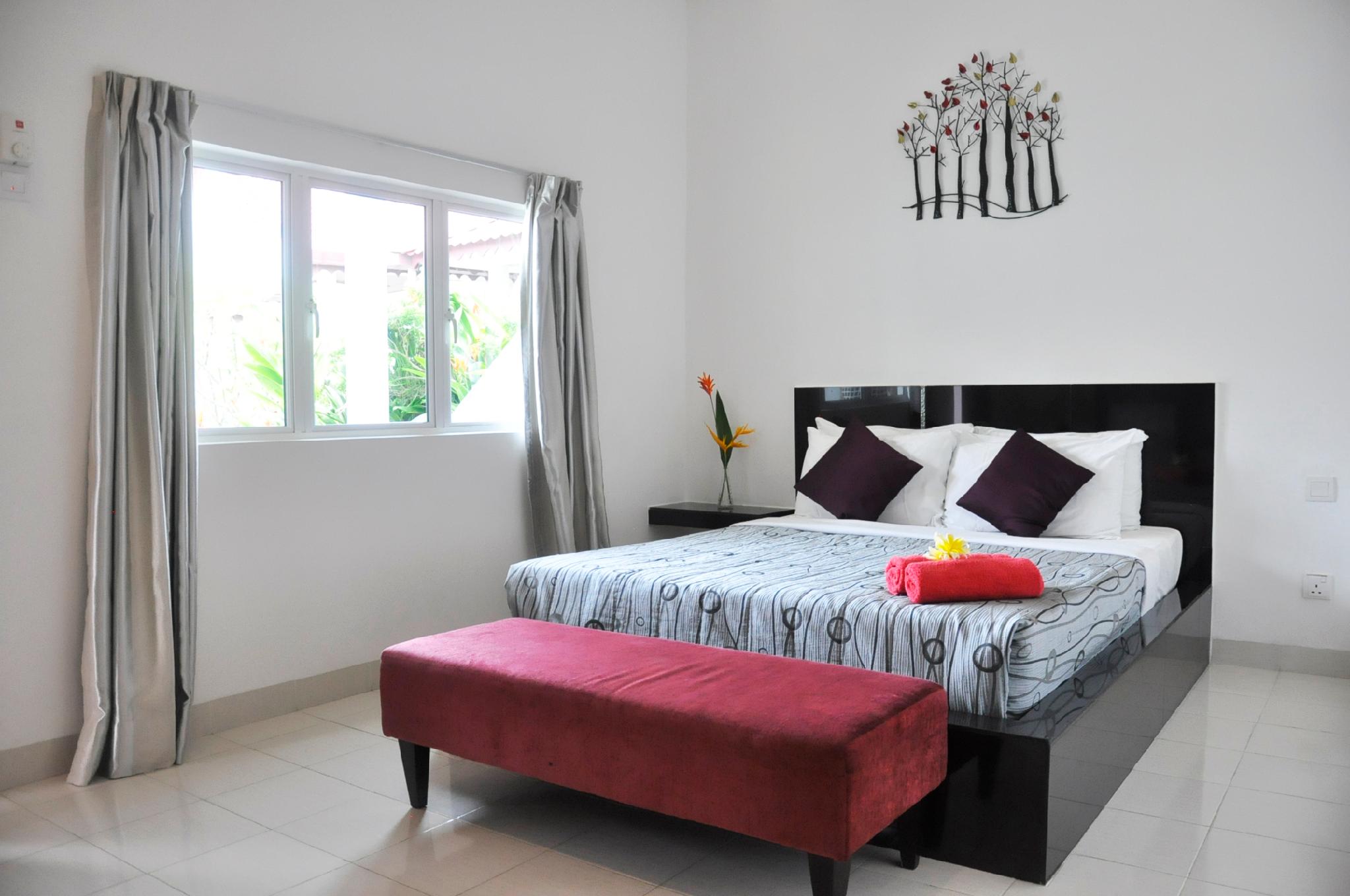 Standard, Queen Bed, Pool View