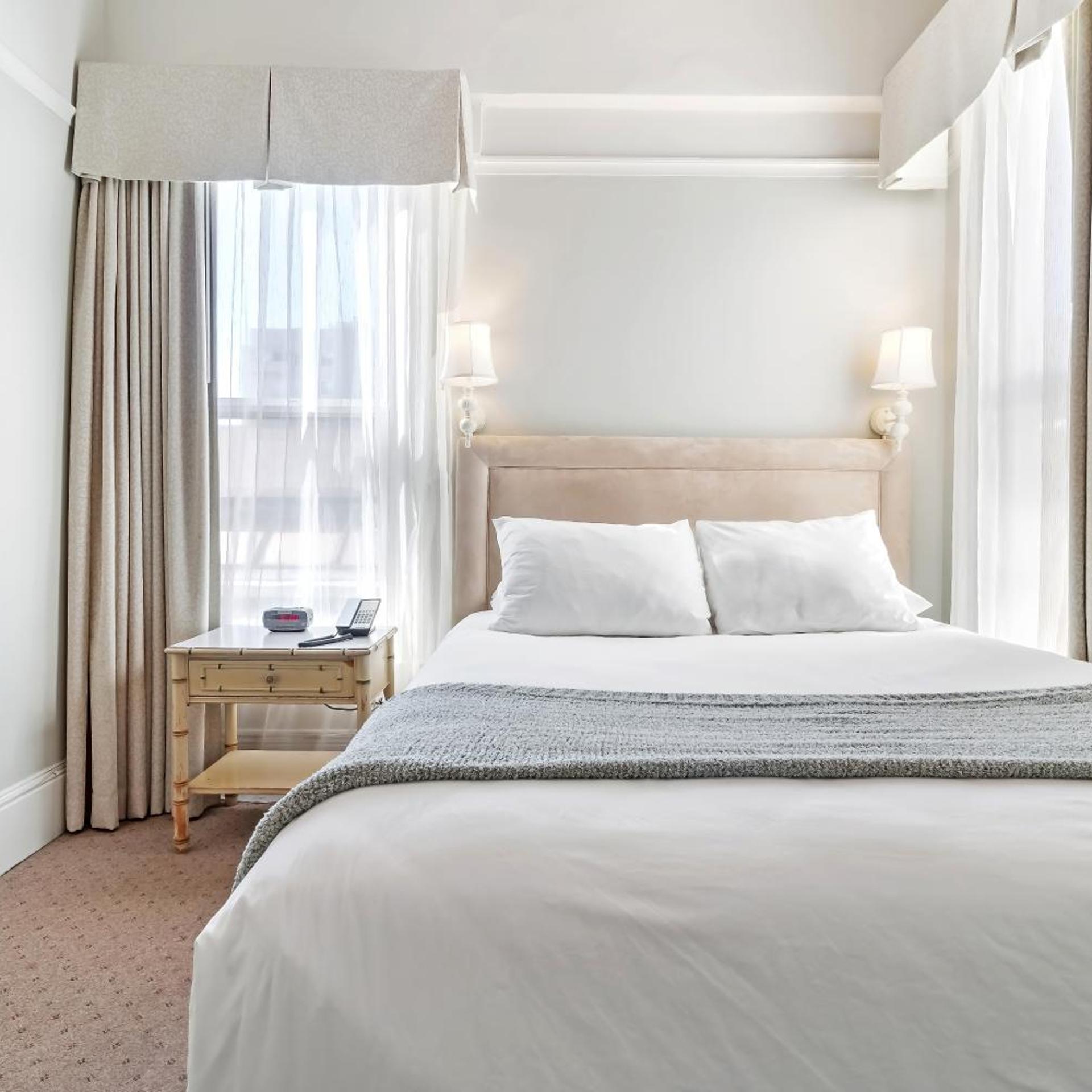 Standard, Queen Bed