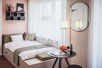 Design, Studio, Queen Bed, City View, Terrace