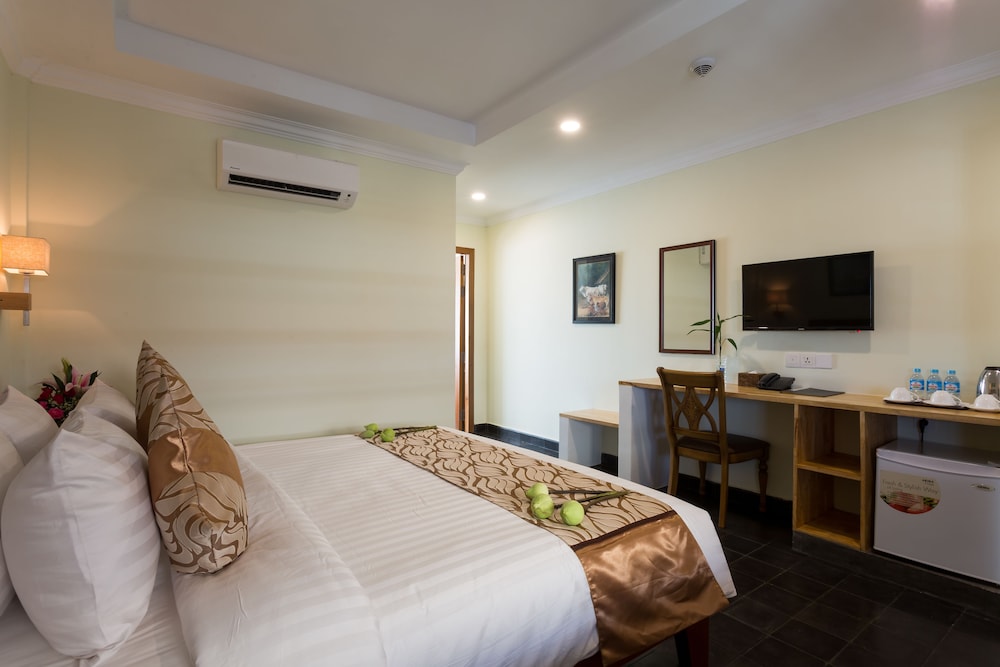 DELUXE, DOUBLE BED, POOL VIEW