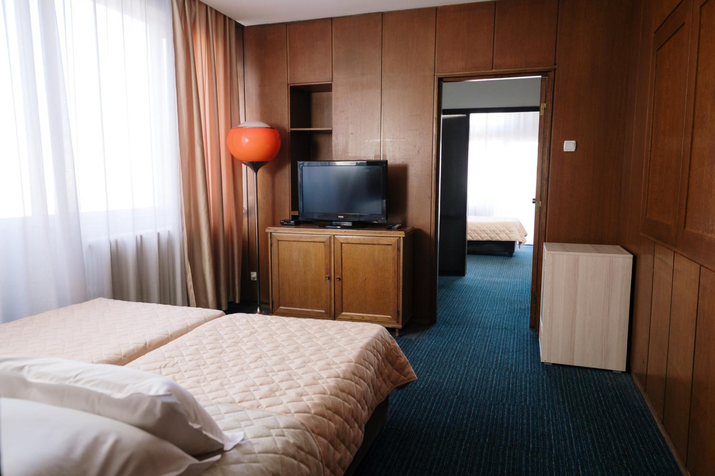 Room, Quintuple