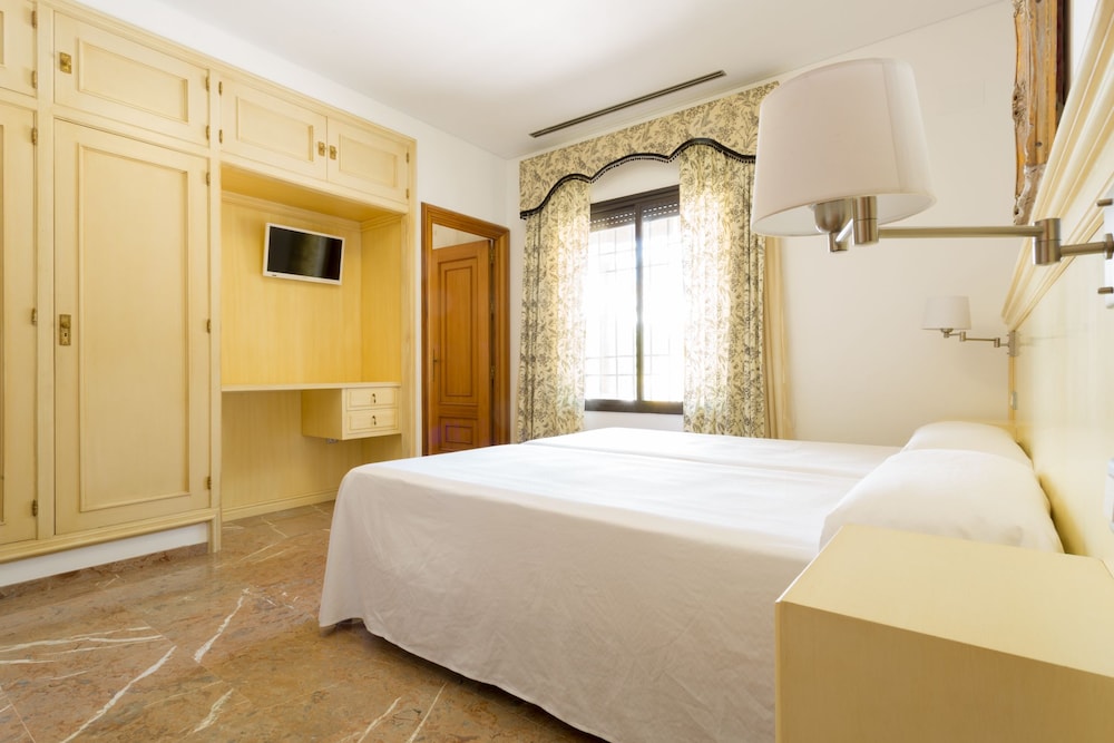 ROOM, QUADRUPLE