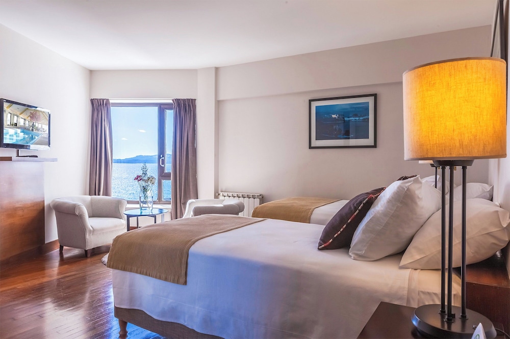 Superior, Twin Beds, Partial Lake View