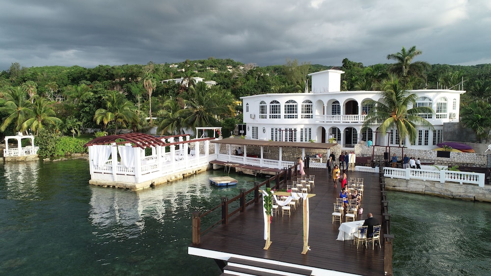 Waters Edge Guest House 28/38