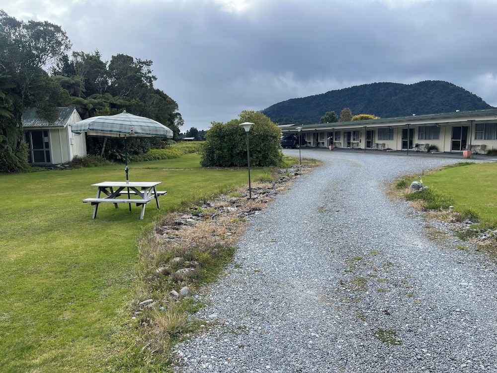 Glacier View Motel 59/68