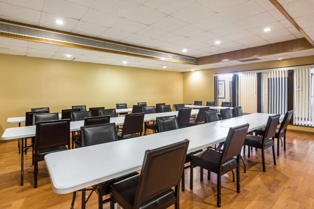 Rodeway Inn And Suites Stroudsburg - Poconos 12/20